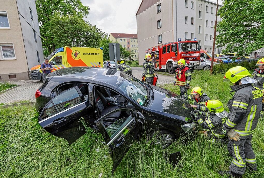 Frau kommt von Fahrbahn ab: Feuerwehr muss sie aus Auto befreien - Ein Verkehrsunfall ereignete sich am Montagmittag in Lichtenstein. Foto: Foto: Andreas Kretschel