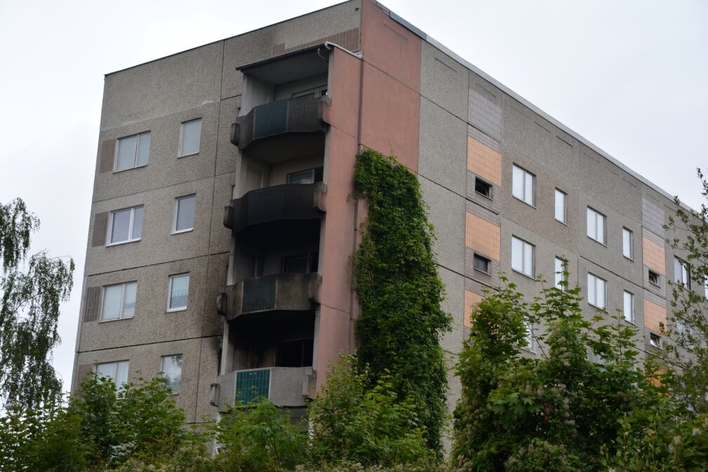 Frau nach Wohnungsbrand in Paunsdorf inhaftiert - rand in Paunsdorf: Das Mehrfamilienhaus ist derzeit unbewohnbar, eine Frau wurde verhaftet. Foto: Anke Brod