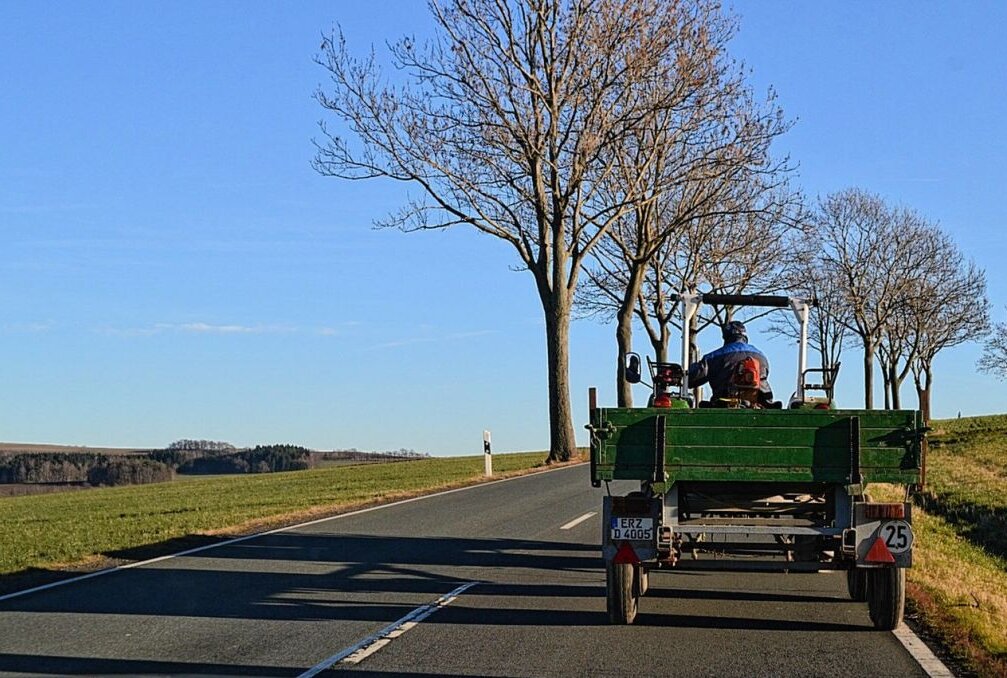 Symbolbild. Ein Traktor befährt eine Landstraße. Foto: Pixabay