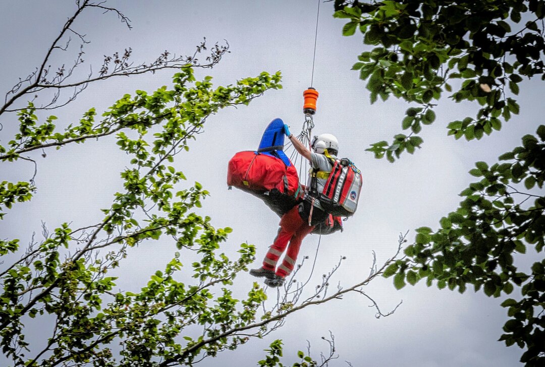 Frau stürzt 25 Meter in die Tiefe: Helikopter-Rettung nach schwerem Wanderunfall - Am Dienstagvormittag ereignete sich im Elbsandsteingebirge bei Schöna ein schwerer Wanderunfall. Foto: Marko Förster