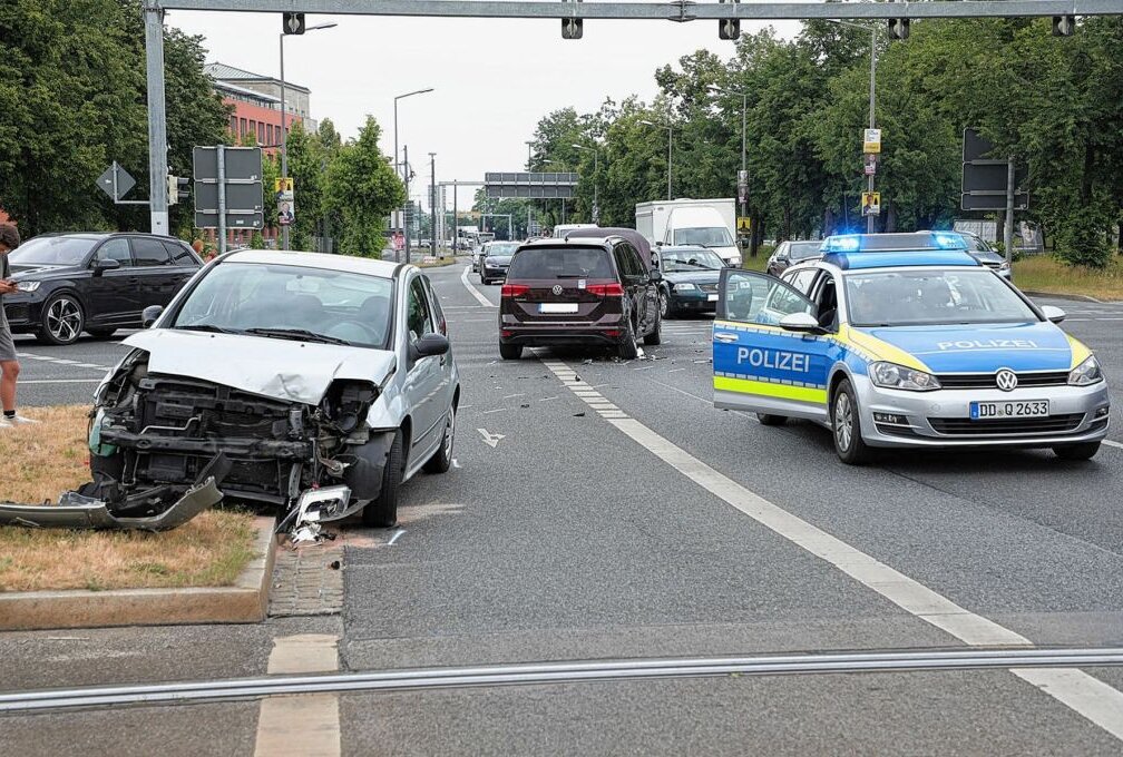 In Dresden kam es zu einem Verkehrsunfall. Foto: Roland Halkasch