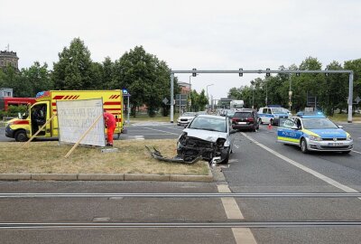Frau verletzt: Zwei Autos kollidierten - In Dresden kam es zu einem Verkehrsunfall. Foto: Roland Halkasch
