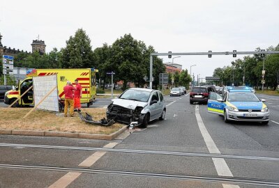 Frau verletzt: Zwei Autos kollidierten - In Dresden kam es zu einem Verkehrsunfall. Foto: Roland Halkasch