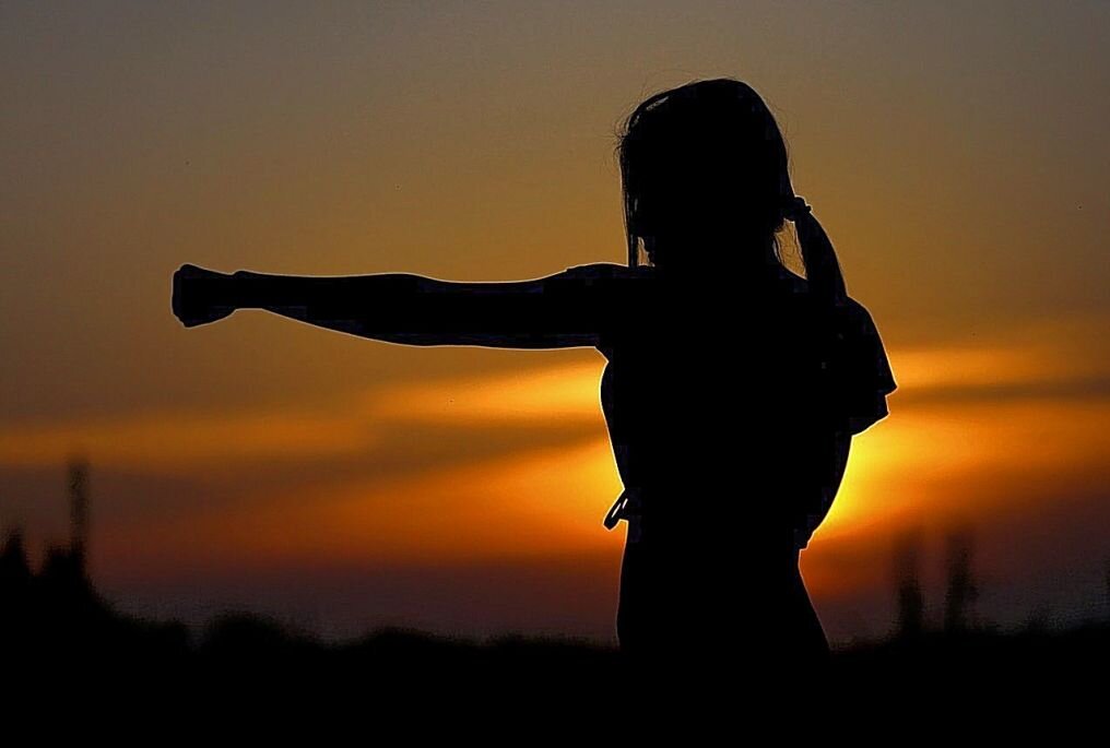 Frau wehrt sich gegen Vergewaltigung: Täter gesucht! - Symbolbild. Eine Frau übt Karate. Foto: Klimkin / Pixabay