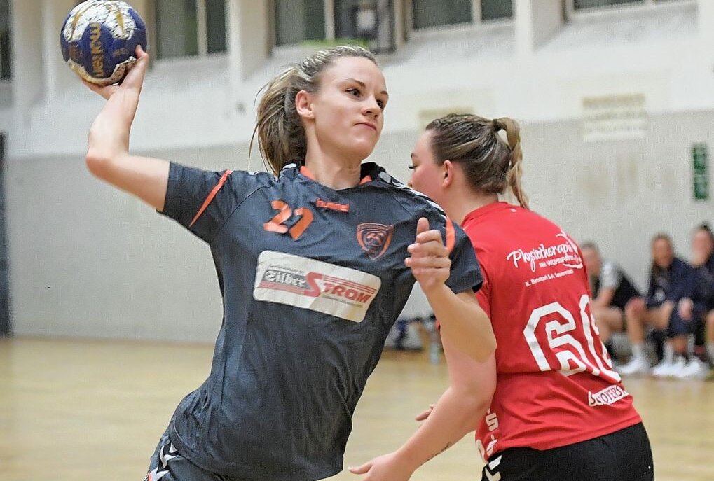 Frauen des SV Schneeberg haben spielfrei - Die Schneeberger Handballerinnen - am Ball Lisa Görner - haben nach der Absage von Klotzsche heute spielfrei. Foto: Ralf Wendland