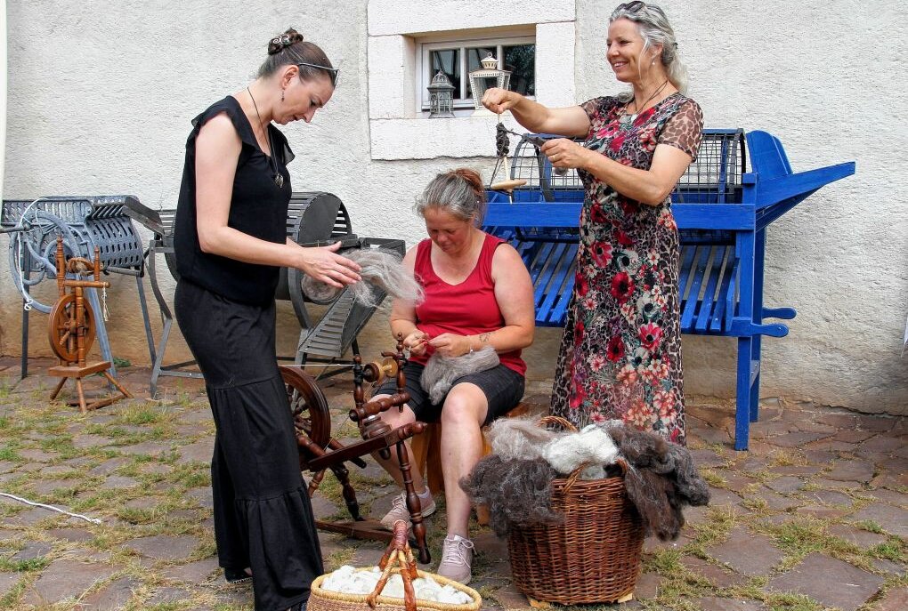 Frauen zeigen alte Handwerkskunst in Schwarzbach - Norhni, Katja, Kathrin  zeigten am Handwerkstag ihr Können. Foto: Andrea Funke