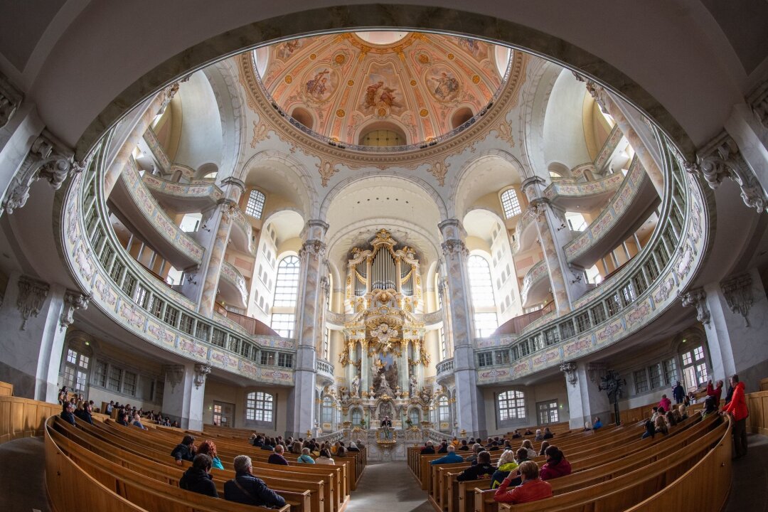 Frauenkirche Dresden sucht Nachfolge für prominente Position - Blick in die Frauenkirche mit der Orgel vor Beginn einer Präsentation für das Musikjahr 2020.