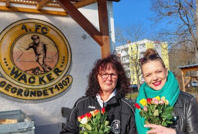 Frauentag: Wacker spendet 1.500 Euro für das Frauenschutzhaus - Zum Internationalen Frauentag gab es für Thea Dörschel (links) und Eileen Schönheit natürlich Blumen. Foto: Karsten Repert