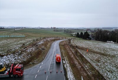 Fraureuth: PKW kommt von Fahrbahn ab und durchbricht mehrere Weidezäune - Ein 21-Jähriger kam auf der winterglatten Fahrbahn von der Straße ab. Foto: Mike Müller