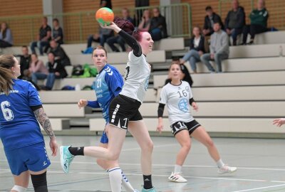 Fraureutherinnen ist der Spitzenplatz nicht mehr wegzunehmen - Die Handballerinnen des HC Fraureuth - am Ball Sophie Pleißner - haben den Aufstieg zwei Spiele vor Schluss bereits perfekt gemacht. Foto: Ralf Wendland