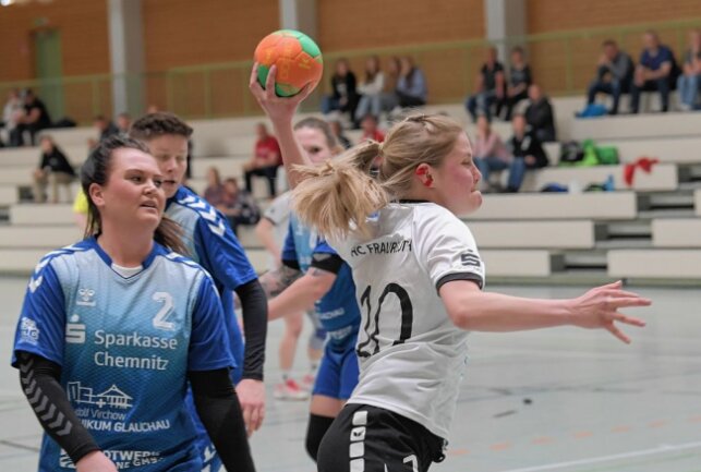 Fraureutherinnen ist der Spitzenplatz nicht mehr wegzunehmen - Die Handballerinnen des HC Fraureuth - am Ball Madlene Radau - haben den Aufstieg zwei Spiele vor Schluss bereits perfekt gemacht. Foto: Ralf Wendland