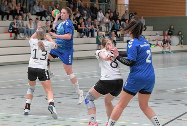 Fraureutherinnen ist der Spitzenplatz nicht mehr wegzunehmen - Die Handballerinnen des HC Fraureuth haben in der Abwehr sehr gut agiert. Foto: Ralf Wendland