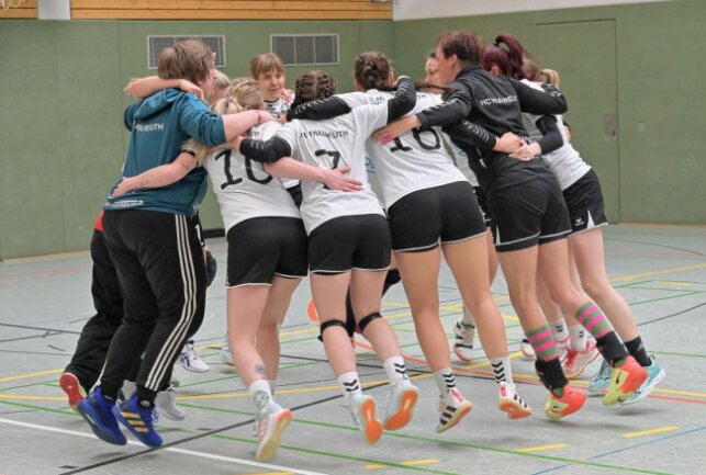 Fraureutherinnen ist der Spitzenplatz nicht mehr wegzunehmen - Bei den Handballerinnen des HC Fraureuth ist die Freude riesig, denn zwei Spiele vor Schluss ist der Aufstieg bereits perfekt. Foto: Ralf Wendland