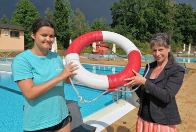 Freibad Hartmannsdorf feiert "50-Jähriges" - Rettungsschwimmerin Teresa Fritzsch (li.) und Ina Schilhan vom Freibad-Team (re.) freuen sich auf viele Gäste. Foto: Ralf Wendland