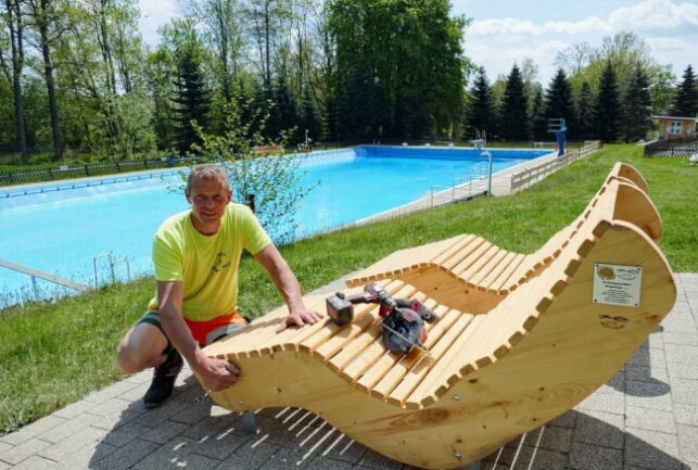 Im Dittersdorfer Freibad haben Michael Müller und seine Kollegen neue Liegestühle aus Holz installiert. Foto: Andreas Bauer