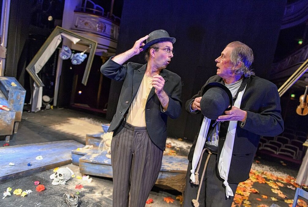 Im Februar sind Martin Ennulat (l.) und Ralph Sählbrandt in "Warten auf Godot" auf der Freiberger Bühne zu erleben. Foto: Jörg Metzner/Mittelsächsisches Theater