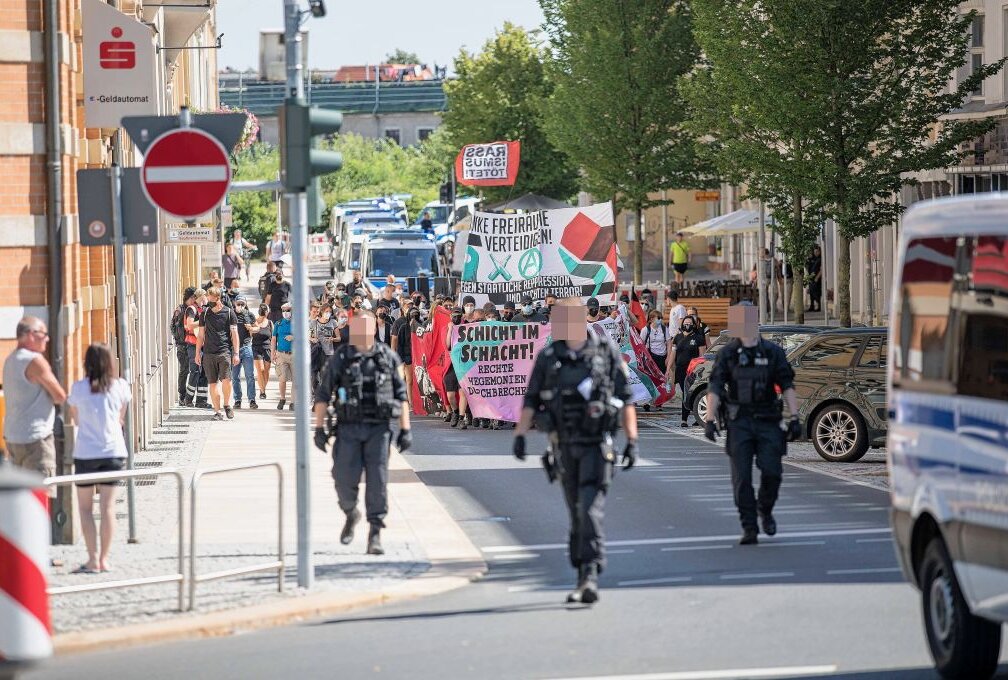 Freiberg: Antifa-Demo von Polizei begleitet - Am Samstag fand eine Demonstration der Antifa unter dem Motto "Schicht im Schacht" statt. Foto Marcel Schlenkrich