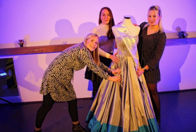 Freiberg: Countdown läuft für zukünftige Silberstadt-Königin - Die Bewerberinnen wünschen sich das Kleid. Foto: Renate Fischer