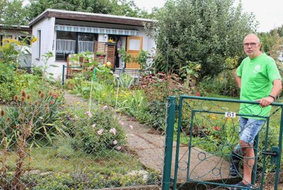 Freiberg: Gartenfreunde feiern gelungene Premiere - Gartenvorstand Ralf Schreiber präsentiert stolz seinen Garten. Foto: Renate Fischer