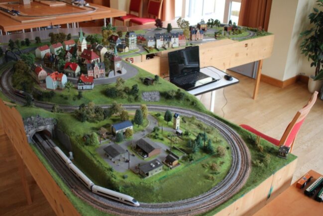 Freiberg: Modelleisenbahnclub lädt zu Veranstaltungen ein - PC für die digitale Clubanlage zur automatischen Steuerung der Züge und Weichen