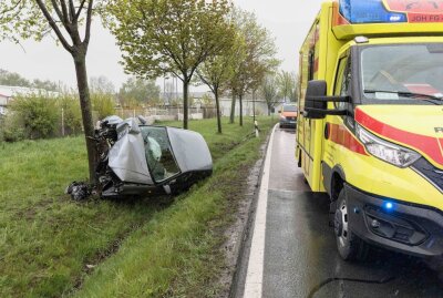 Freiberg: Schwerer Verkehrsunfall am Männertag - S196 gesperrt - Die Männer wurden schwer verletzt ins Krankenhaus gebracht.. Foto Marcel Schlenkrich