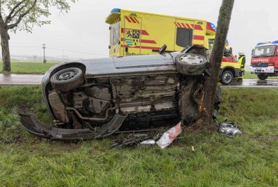 Freiberg: Schwerer Verkehrsunfall am Männertag - S196 gesperrt - Das Auto kollidierte mit einem Baum. Foto Marcel Schlenkrich