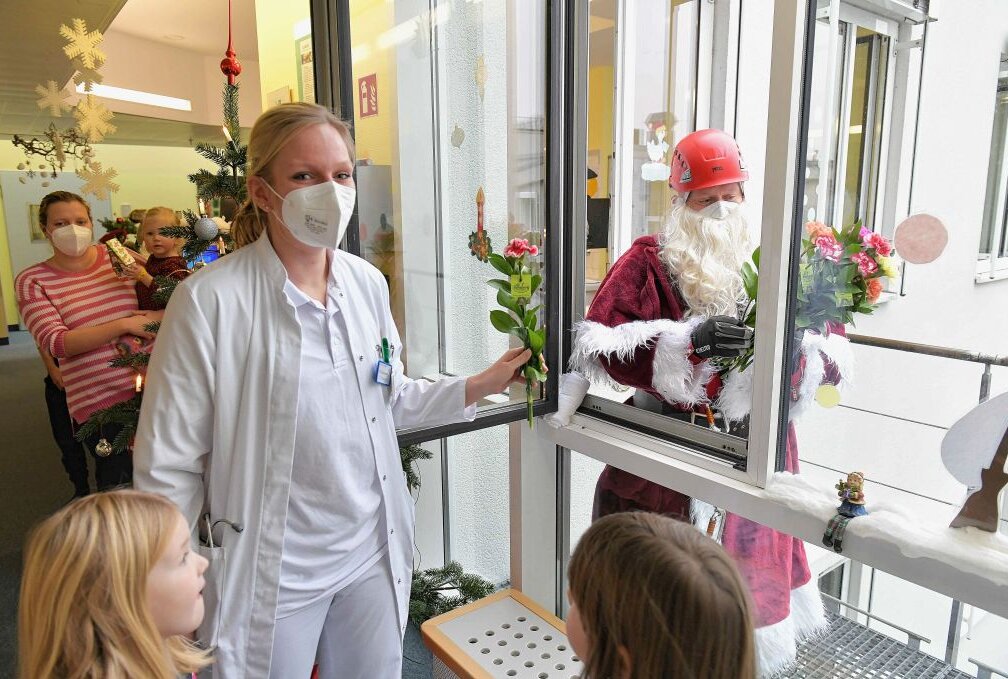 Freiberg: Weihnachtsmann überrascht mit spektakulärer Geschenkaktion - Foto: Stadtverwaltung Freiberg/Eckardt Mildner