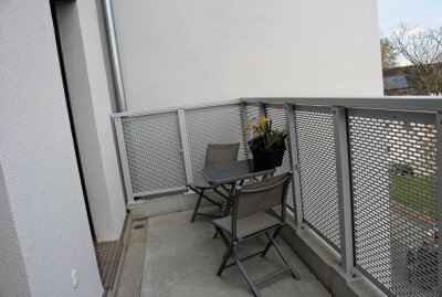 Freiberg: Zukunftsweisendes Bauprojekt soll Menschen verbinden - Balkon jedes Appartements der Senioren-WG. Foto: Renate Fischer