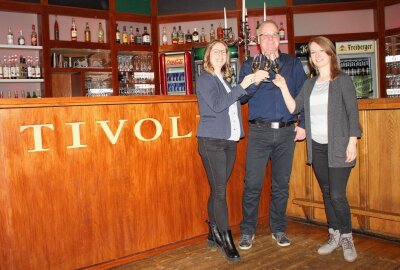 Freiberger Tivoli feiert 120-jähriges Bestehen - Das Team um  Katrin Hoyer, Kai Suttner und Tina Zimmermann (v.l.) freut sich auf die vielen Veranstaltungen zum Jubiläum. Foto: Renate Fischer