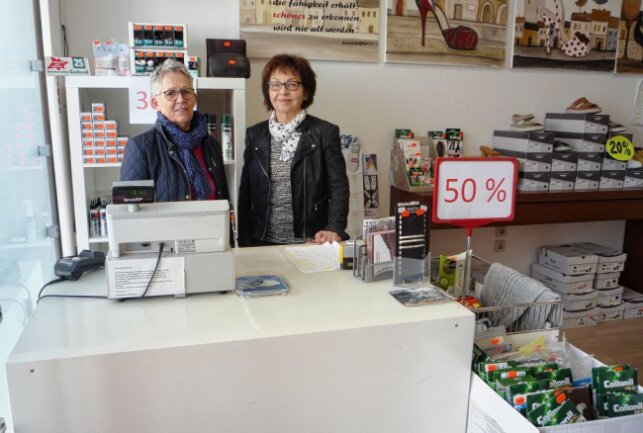 Freiberger Traditionsgeschäft schließt Pforten für immer - Elfriede Koch (r.) mit Mitarbeiterin Elvira Dittrich. Foto: privat
