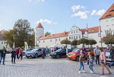 Freiberger treffen sich zum Shoppen und Feiern - Unter anderem auf dem Schlossplatz gibt es wieder eine Autoschau. Foto: Marcel Schlenkrich/Stadt