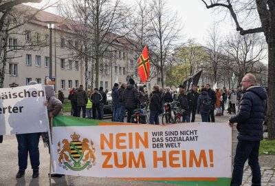Freie Sachsen demonstrieren erneut gegen geplante Asylunterkunft - Unter dem Motto "Nein zum Heim" wurde in Dresden erneut durch die Freien Sachsen demonstriert. Foto: xcitepress/ tb