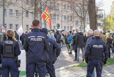 Freie Sachsen demonstrieren erneut gegen geplante Asylunterkunft - Unter dem Motto "Nein zum Heim" wurde in Dresden erneut durch die Freien Sachsen demonstriert. Foto: xcitepress