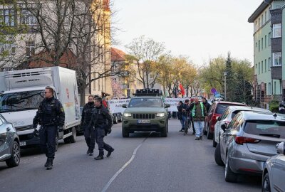 Freie Sachsen demonstrieren erneut gegen geplante Asylunterkunft - Unter dem Motto "Nein zum Heim" wurde in Dresden erneut durch die Freien Sachsen demonstriert. Foto: xcitepress