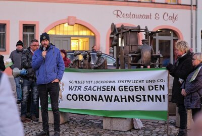 "Freie Sachsen" riefen zu Demonstration in Glauchau zusammen - Auf dem Glauchauer Markt nahmen ungefähr 150 Protestanten teil. Foto: Andreas Kretschel
