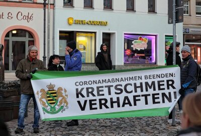 "Freie Sachsen" riefen zu Demonstration in Glauchau zusammen - Die Demonstranten bereiteten drei Plakate vor. Foto: Andreas Kretschel