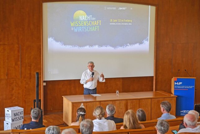 Der Rektor der TU Bergakademie, Prof. Klaus-Dieter Barbknecht begrüßt zur Nacht der Wissenschaft. Foto: Christof Heyden