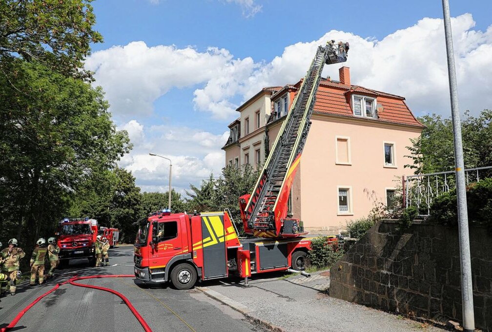 Freital: Brand im Mehrfamilienhaus durch Schornstein - Gegen 12.10 Uhr kam es an der Rabenauer Straße zu einem Brand. Foto: Roland Halkasch