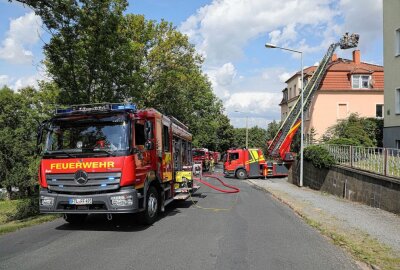 Freital: Brand im Mehrfamilienhaus durch Schornstein - Gegen 12.10 Uhr kam es an der Rabenauer Straße zu einem Brand. Foto: Roland Halkasch