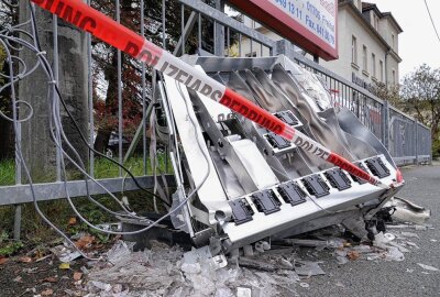 Freital-Hainsberg: Zigarettenautomat komplett gesprengt - Zigarettenautomat gesprengt.Foto:Roland Halkasch