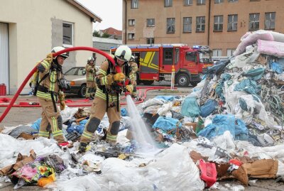 Freital: Müllauto mit brennendem Abfall gestoppt - Falsch entsorgter Sondermüll sorgte für einen Brand im Müllauto in Freital. Foto: Roland Halkasch