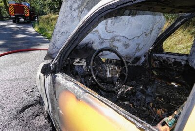 Freital: Totalschaden nach PKW-Brand - In Freital brannte am Montagmorgen ein PKW. Foto: Roland Halkasch