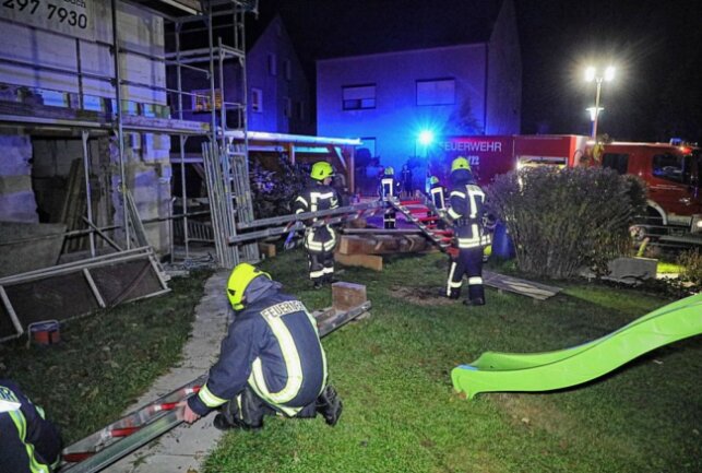 In Venusberg übte die Freiwillige Feuerwehr gestern für den Ernstfall. Foto: Jan Härtel