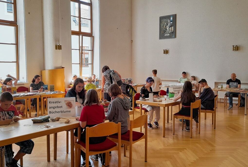 Freiwilligendienst bei Bücherflohmarkt 2022. Foto: K