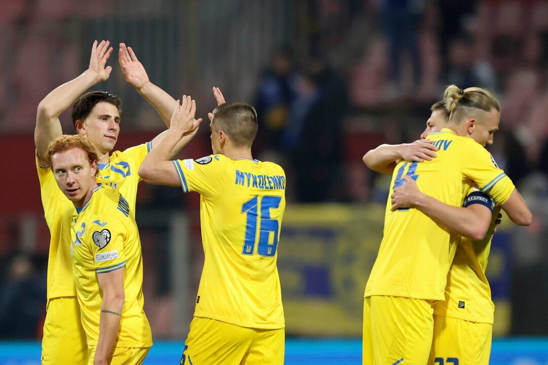 "Freude fürs Volk": Ukraine vor dem letzten Schritt zur EM - Ukrainische Spieler feiern nach dem Einzug ins Playoff-Finale.