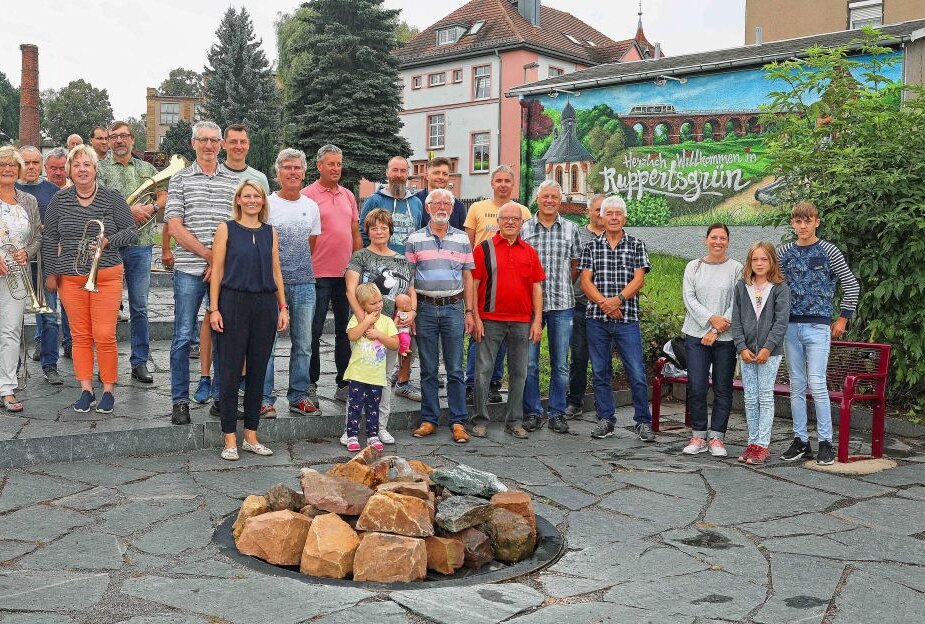 Freude über Rupprecht und Mini-Brunnen im Ortskern Ruppertsgrün - Die Ruppertsgrüner feierten ihre neu gestaltete Ortsmitte. Foto: Michel