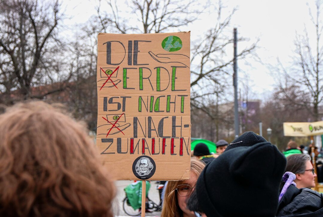 "Fridays for future" protestieren in Leipzig für besseren Nahverkehr - Am Freitagnachmittag fand in Leipzig ein Protestmarsch für einen besseren Nahverkehr statt. Foto: EHL Media/Björn Stach