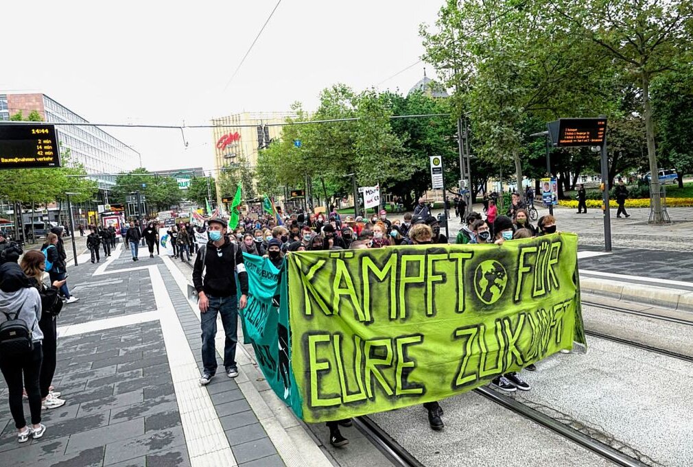 "Fridays for Future" ruft am Freitag zum globalen Klimastreik in Chemnitz auf - Auch in Chemnitz beteiligten sich viele Menschen am globalen Klimastreik. Foto: Harry Härtel/Haertelpress