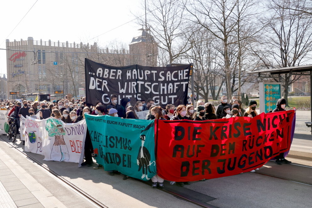 Die Menschen demonstrieren für den Klimaschutz und die globale Gerechtigkeit. Foto: Harry Härtel