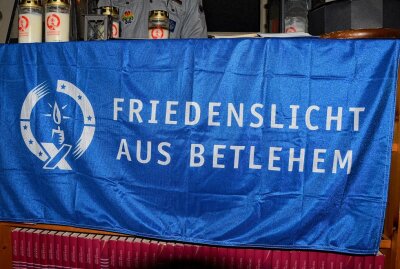 Friedenlicht aus Bethlehem erstrahlt am 20. Dezember auch in Leipzig - Banner Friedenlicht im Vorraum der Macherner Kirche zur Weitergabe des Friedenlichtes. Foto: Anke Brod